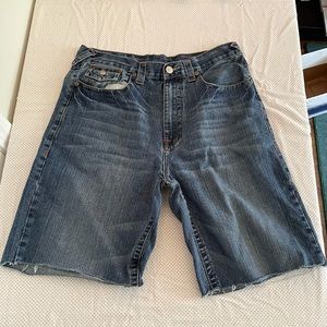 Jean shorts with different colored pocket